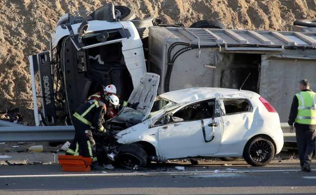 Dos Heridos Al Colisionar Un Camión Y Un Turismo En La A-62 En ...